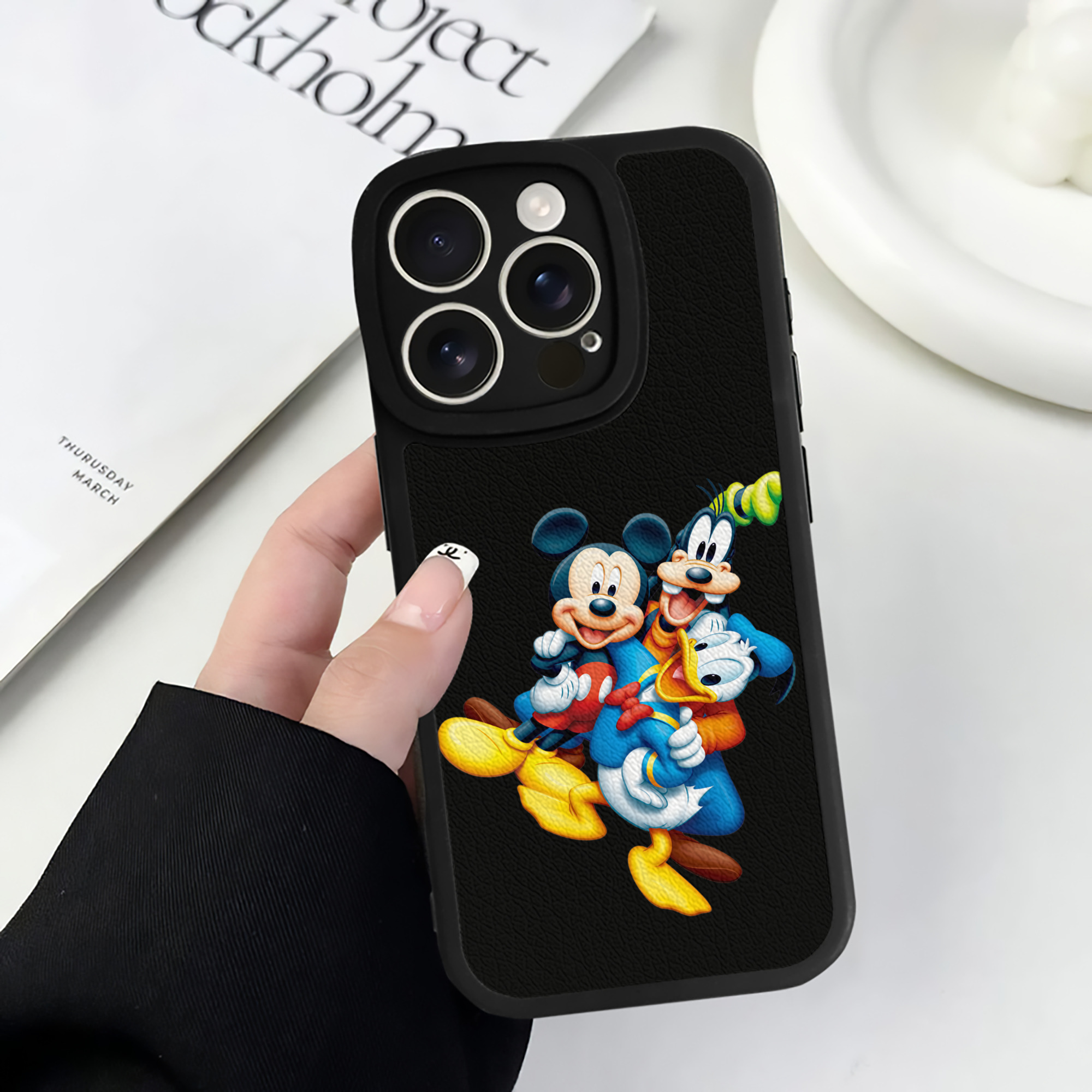 （画像用） ミッキーマウス Mickey Mouse 【iPhone 16シリーズ対応】シリコンスマホケース（レザー調） 材質：シリコン